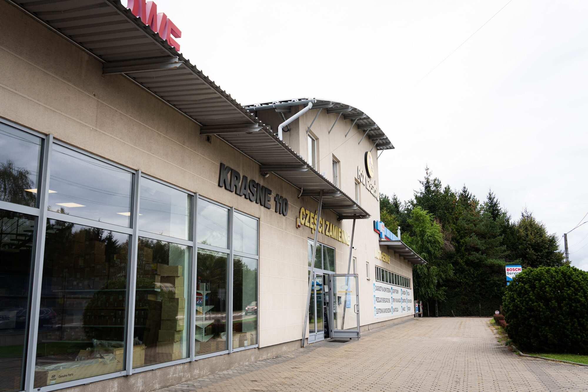 Budynek warsztatu Fox Bosch Car Service i sklepu z częściami w Krasnem k. Rzeszowa